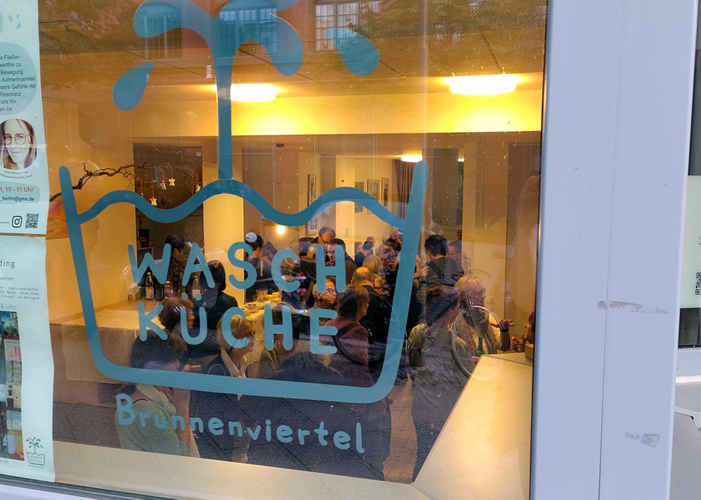 Blick durch das Fenster in den Nachbarschaftstreff Waschküche. Er hat "zwischen den Jahren" geöffnet