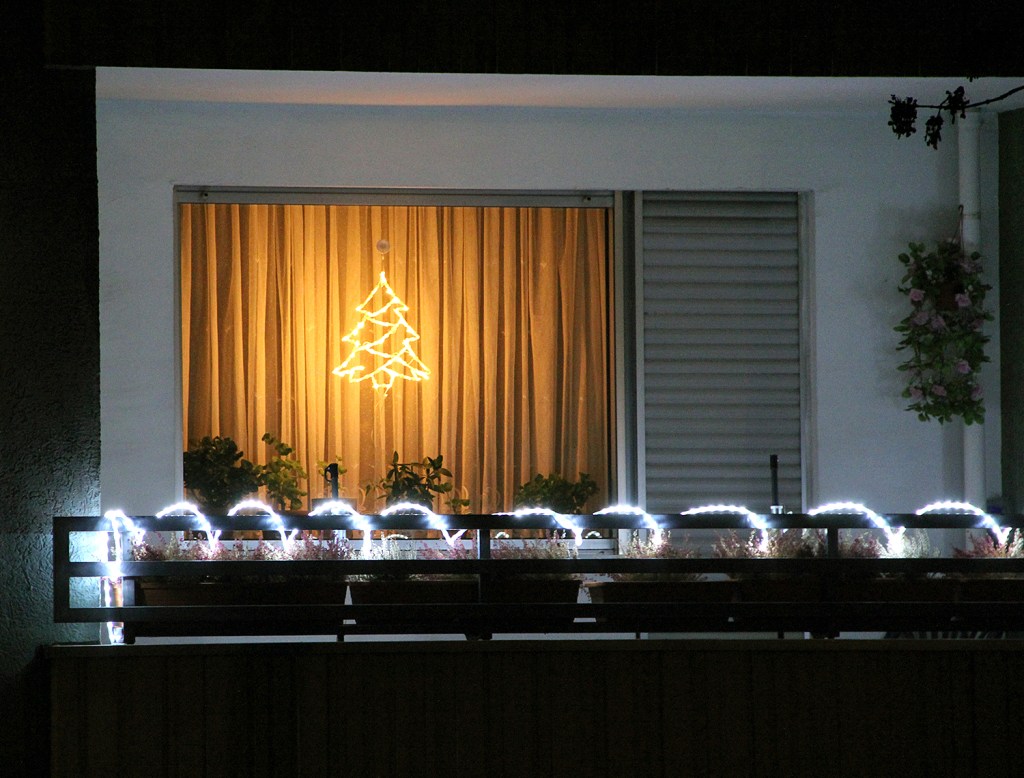 Ein leuchtender Weihnachtsbaum in einem Weddinger Fenster