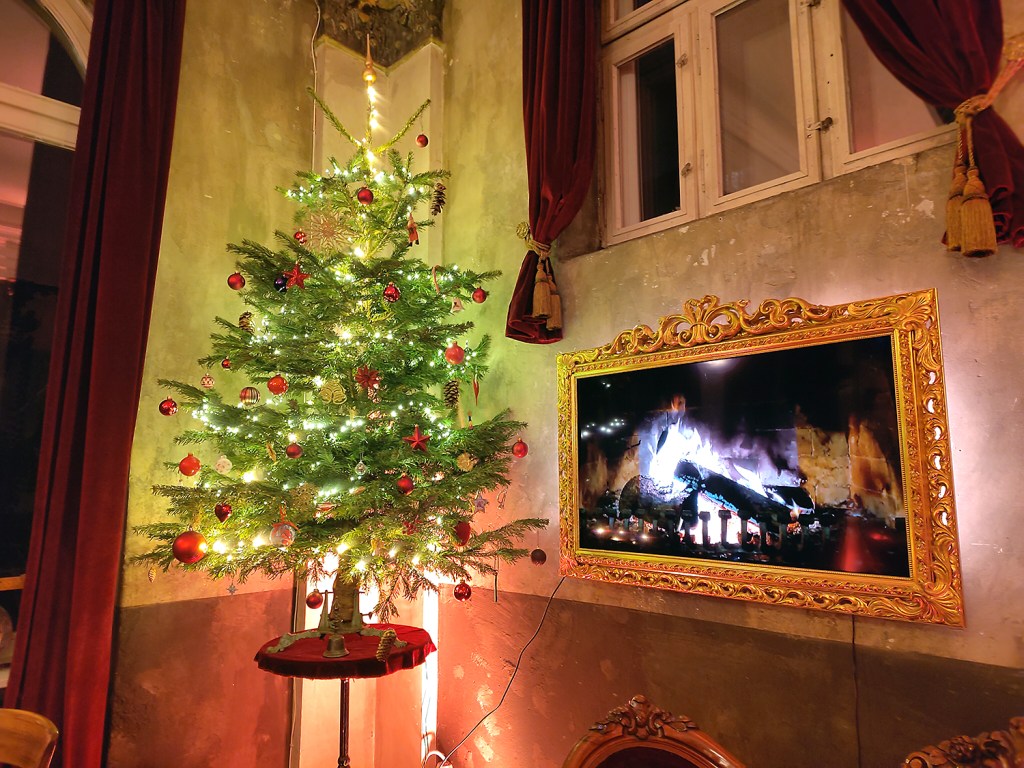 Geschmückter Weihnachtsbaum im Ballhaus Wedding