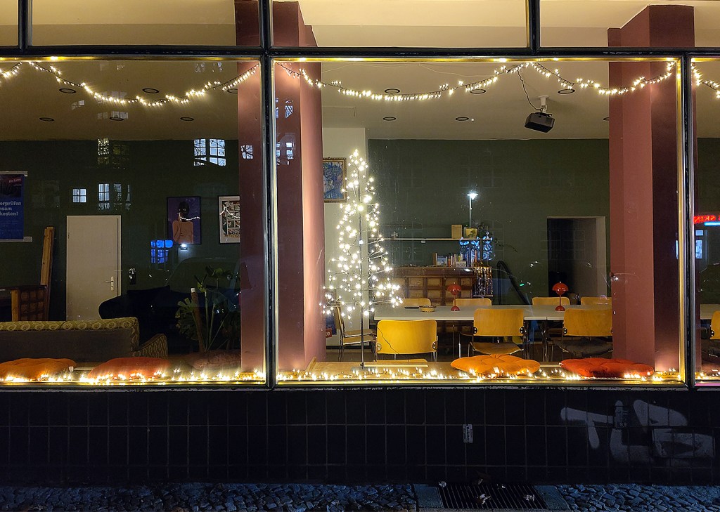 Weihnachtsbaum im Wahlkreisbüro der Bundestagsabgeordneten Stella Merendino in der Usedomer Straße