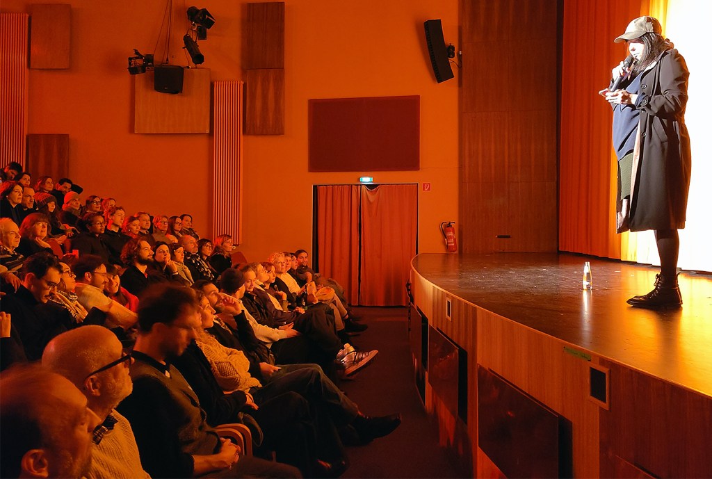 Moderatorin Julia Elger begrüßt die Gäste und eröffnet das British Shorts Festival