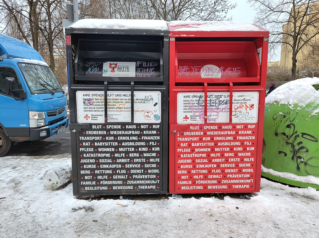 Über diese Container sammelt das Deutsche Rote Kreuz Kleiderspenden ein. Diese steht an der Ecke Gartenstraße und Invalidenstraße nahe dem Nordbahnhof