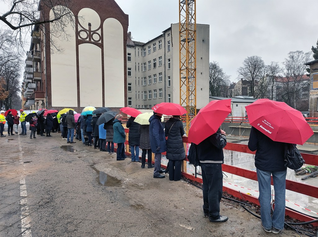 Gut ausgerüstet mit Regenschirmen kamen die Schaulustigen zum Festakt