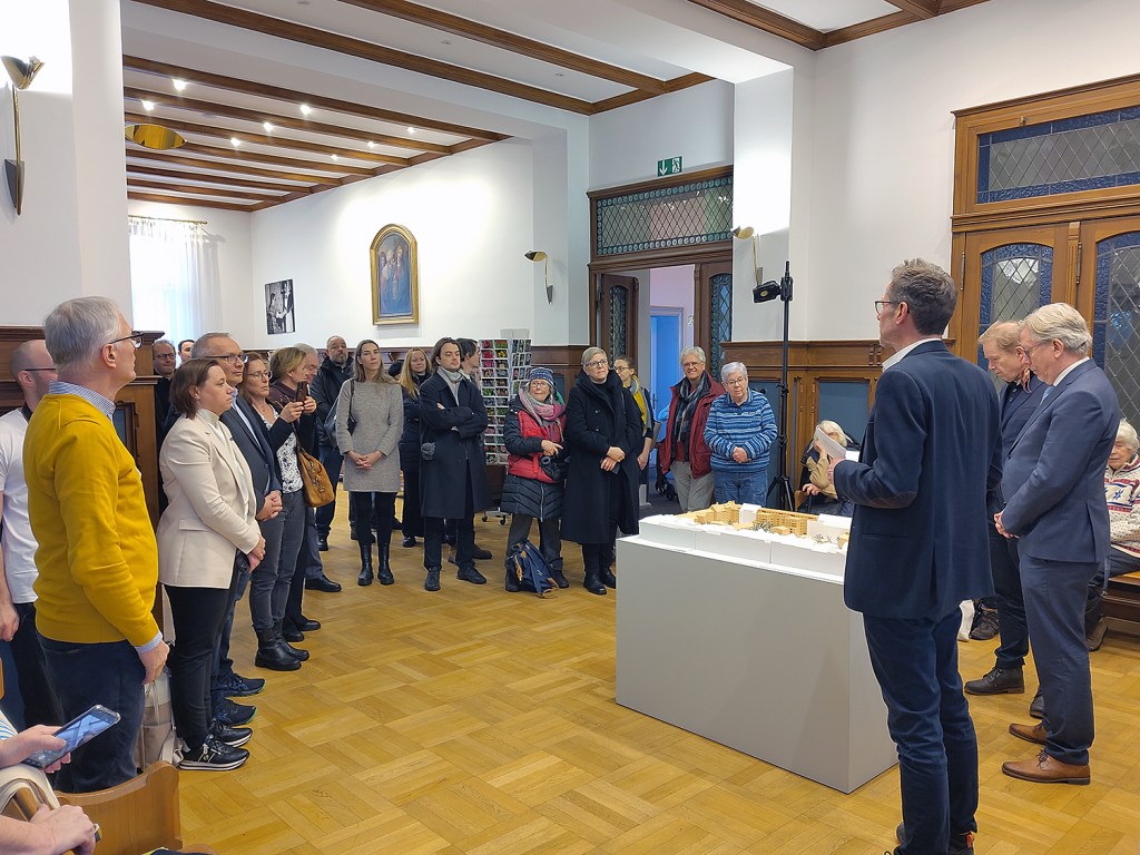 Bei der Eröffnung der Ausstellung zum Neubauprojekt im Wedding