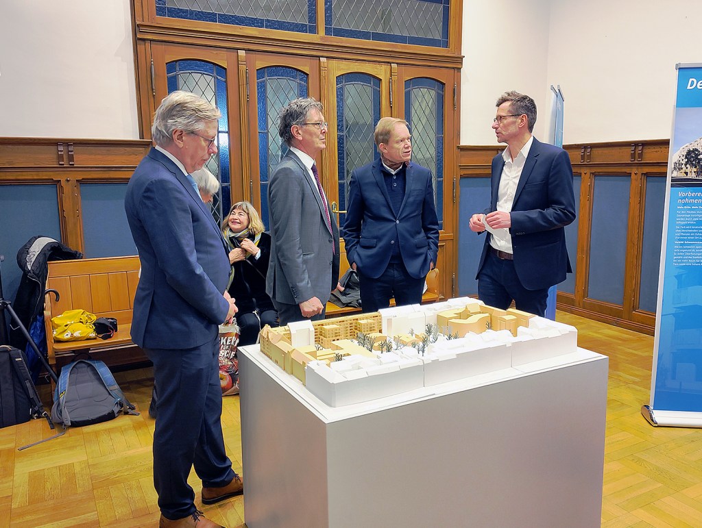 Die Ehrengäste im Gespräch in der Ausstellung. Mit dabei: Senator Christan Gaebler (2.v.l.) und Bezirksstadtrat Ephraim Gothe rechts daneben