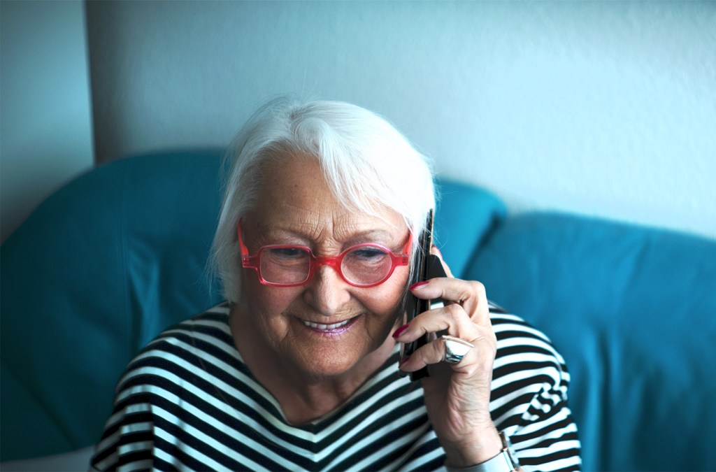 Eine ältere Frau am Telefon
