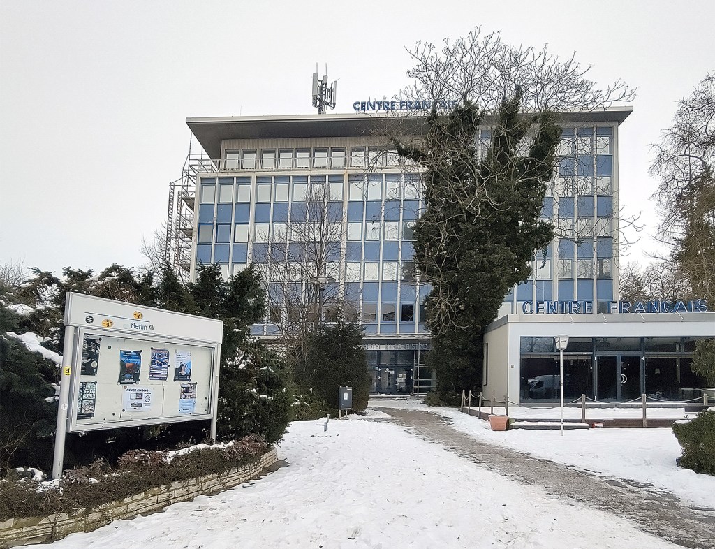 Das Centre Français wird saniert - aber der Betrieb geht weiter. Links im Schaukasten sind Veranstaltungsplakate zu sehen