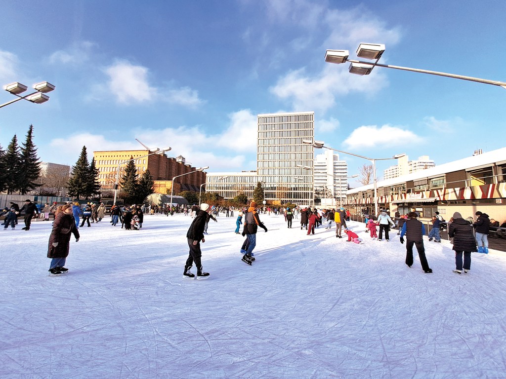 Eislauf auf der Außenfläche des Erika-Heß-Eisstadions