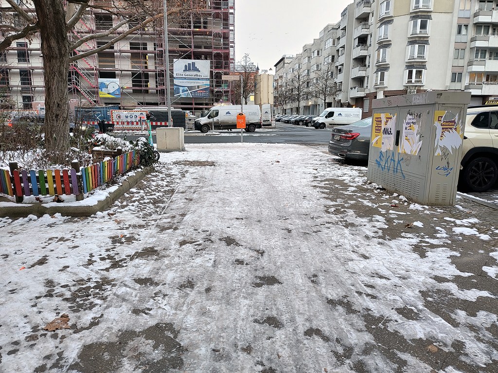 Bitte vorsichtig gehen, hier ist es glatt!