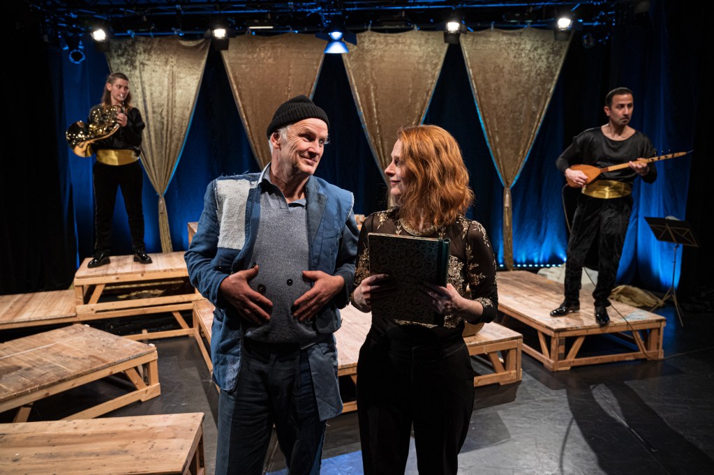 Unterwegs im Wedding: Eine Szene aus "Das tapfere Schneiderlein" im Atze Musiktheater.
