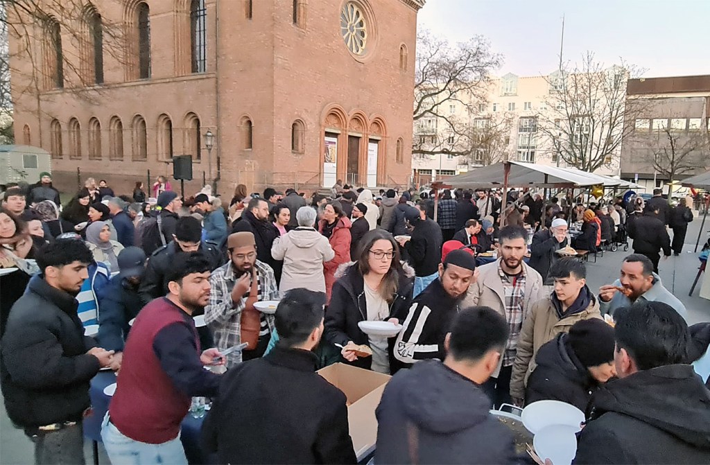 Beim Iftar, dem Fastenbrechen auf dem Leopoldplatz 2025. Foto: Süleyman Bağ