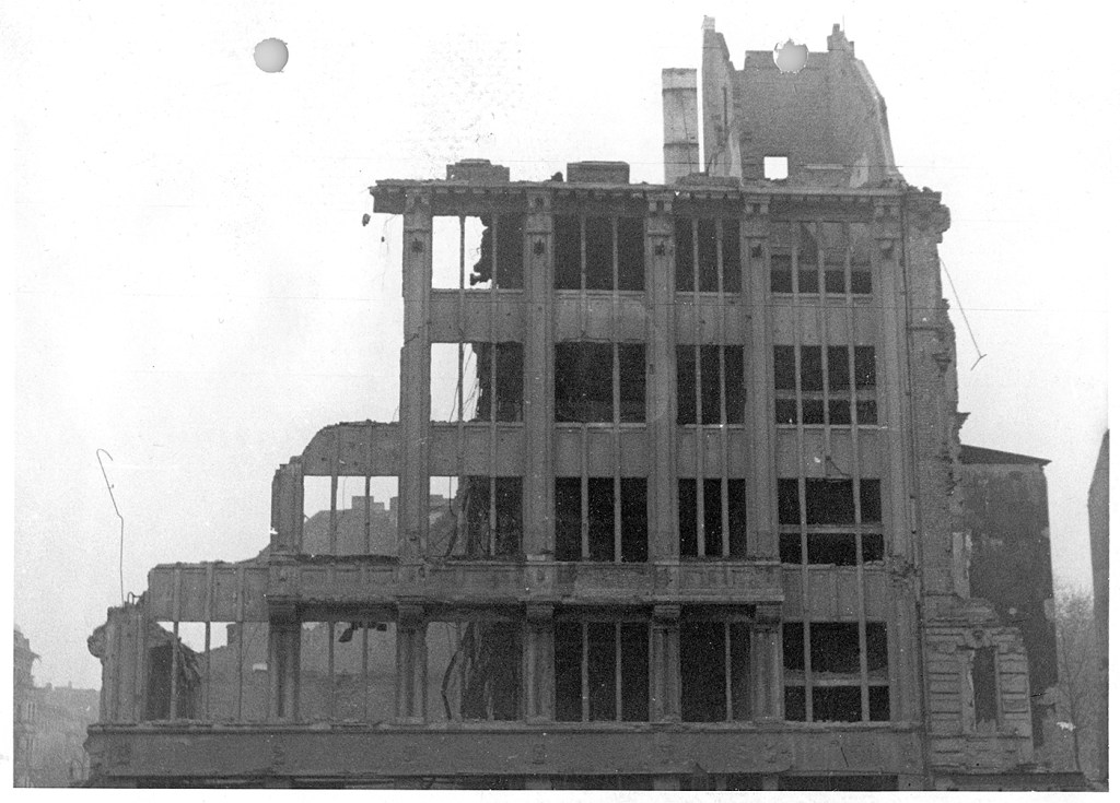 Fassadenreste Warenhaus Loewenberg/Ury, Swinemünder Straße 86, Lortzingstraße 13 Ecke, Aufnahme: 8. November 1949. Quelle: Landesarchiv Berlin, B Rep. 203 (Fotos) Nr. 94-07107 / Fotograf: Möbius & Willmanowski; Berlin NW 40