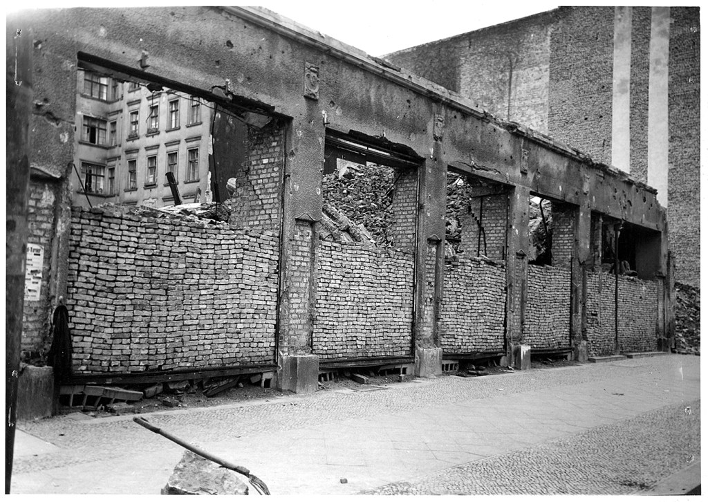 Zugemauerte Erdgeschossfassade Warenhaus Loewenberg/Ury, Ecke Swinemünder Straße 87, Lortzingstraße 13, Aufnahme: 18. Juni 1953. Quelle: Landesarchiv Berlin, B Rep. 203 (Fotos) Nr. 94-07115. Fotograf: Foto-Schenk, Berlin 65, Malplaquetstraße 6