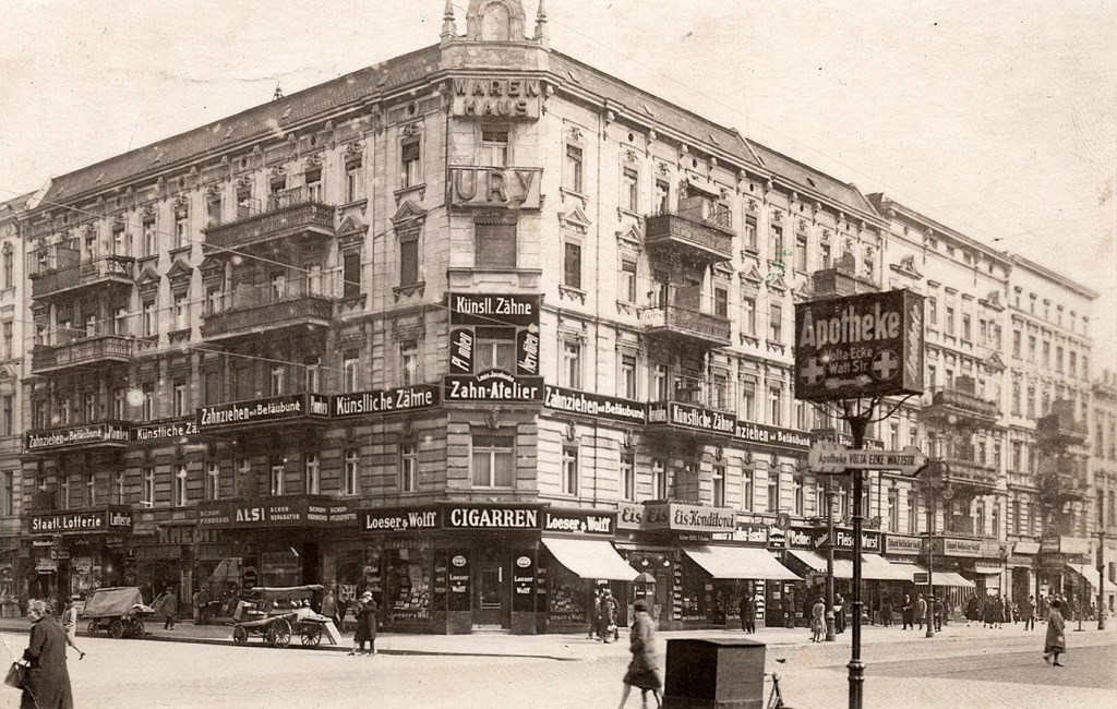 Werbung Kaufhaus Ury an der Brunnenstraße Ecke Lortzingstraße, 1926. Foto: Sammlung Ralf Schmiedecke Berlin