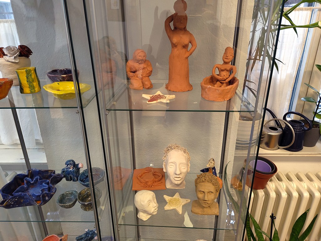 Die ausgestellten Tonfiguren sind im AWO-Frauenladen entstanden.