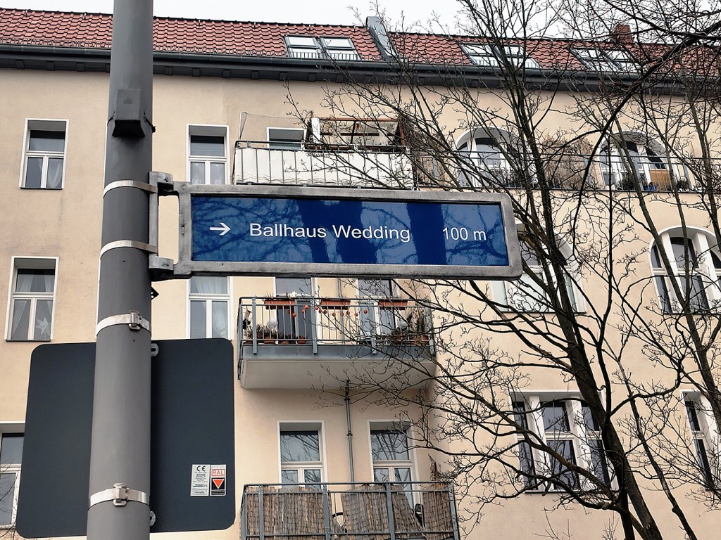 Wegweiser: 100 Meter bis zum Ballhaus in der Wriezener Straße. Foto: Hensel