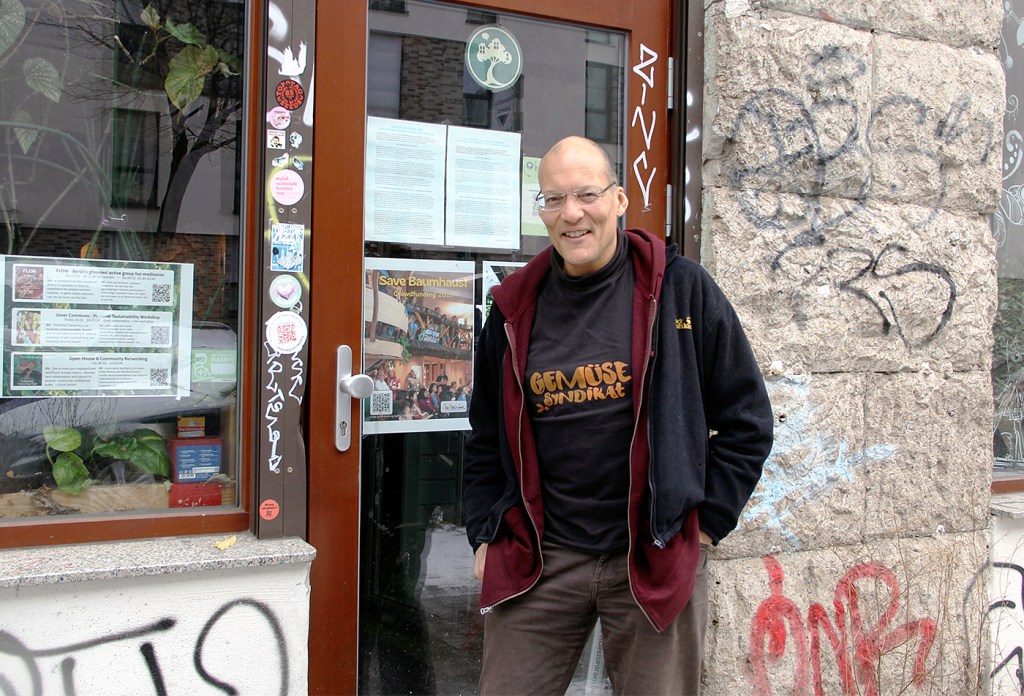 Hält das Baumhaus weiter offen: Scott Bolden vor dem Nachhaltigskeitsraum in der Gerichtstraße. Foto: Hensel