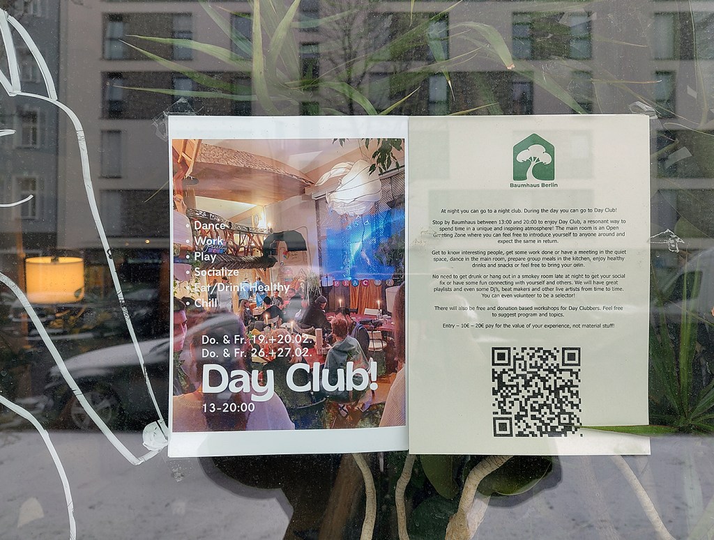 Ein Plakat für das neue Angebot: den Day Club. Foto: Hensel