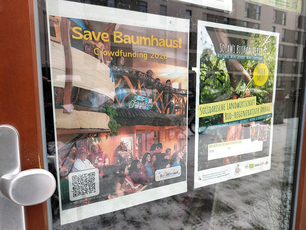 Das Plakat an der Tür weist auf das Crowdfunding hin. Foto: Hensel