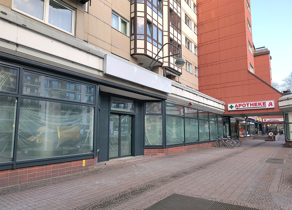 Die Fenster in der Brunnenstraße 64 sind verhängt. Hier wird alles für den Einzug Rossmann vorbereitet. Foto: Hensel