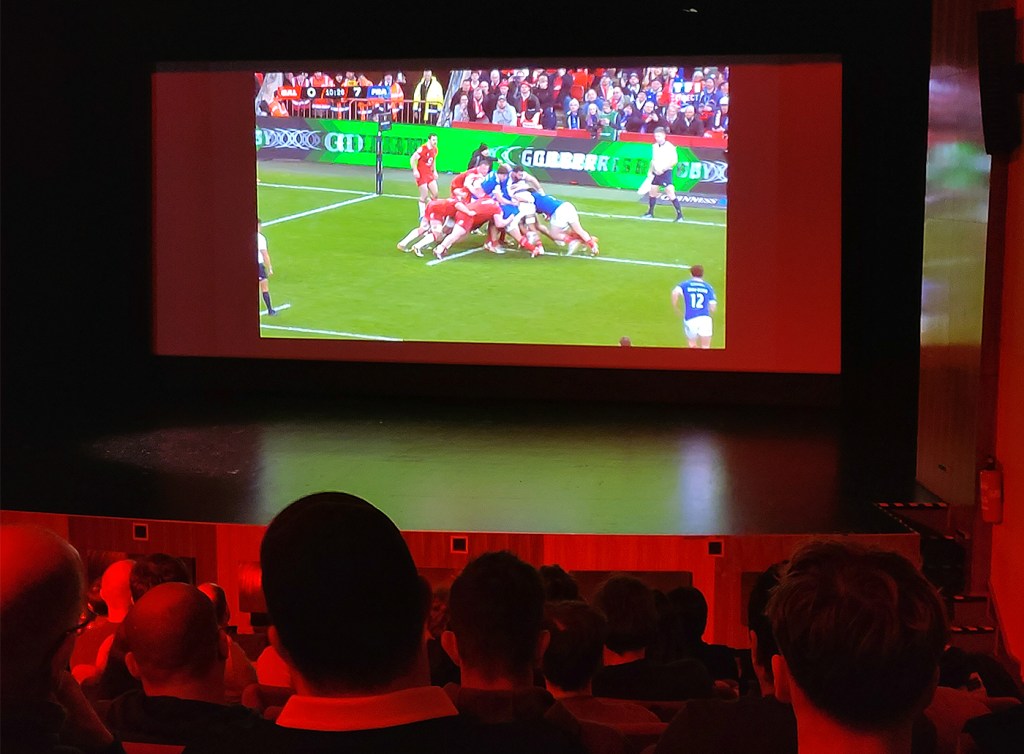 Auf dem Spielfeld wird geschoben. Aber wo ist eigentlich der Rugbyball? Foto: Hensel