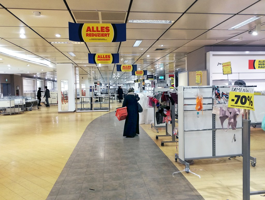 Schon fast leer: Im Karstadt am Leopoldplatz kurz vor der Schließung 2024. Foto: Hensel