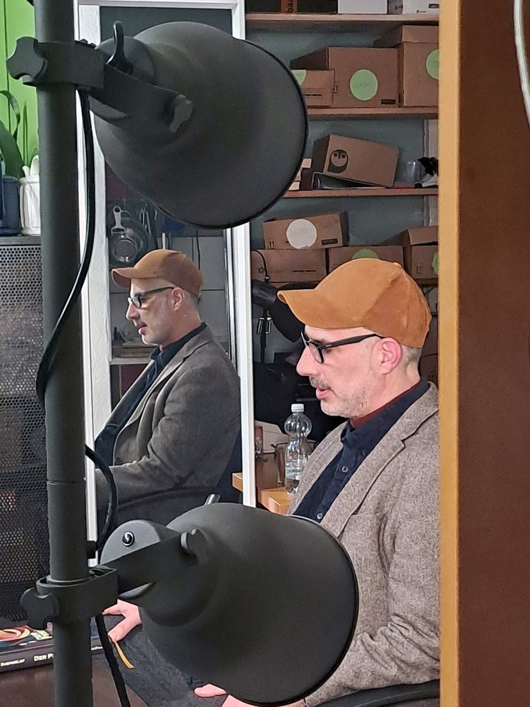 Der Autor und sein Spiegelbild. Foto: Schnell