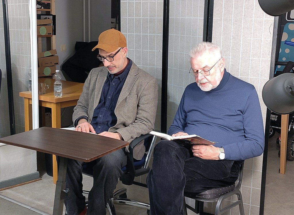 Bernd Holl (rechts) liest eine Passage aus dem Buch von Mati Shemoelof. Foto: Hensel