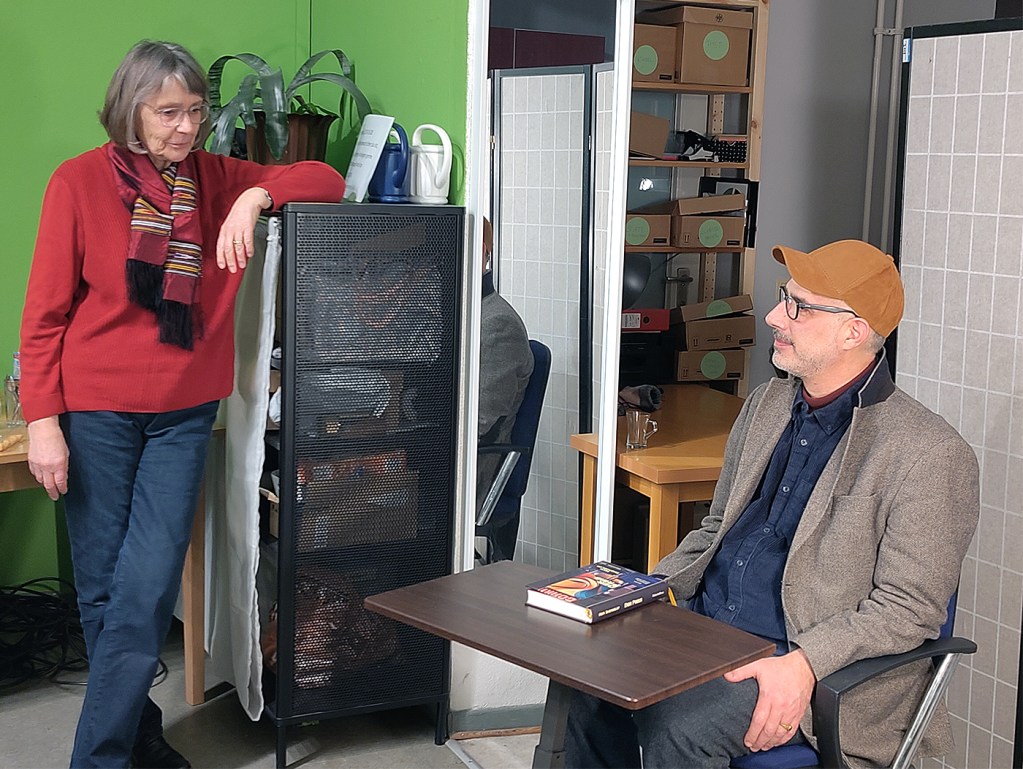 Cornelia Holl stellt den Lebensweg von Mati Shemoelof vor. Foto: Hensel