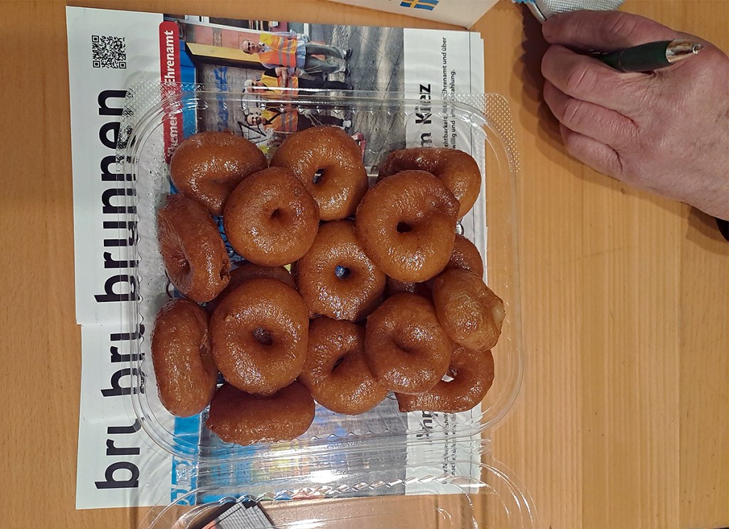 Ein migrantischer Akzent am Redaktionstisch: Ein Mitbringsel bei der Sitzung der Bürgerredaktion - für "süße Gespräche". Foto: Schnell