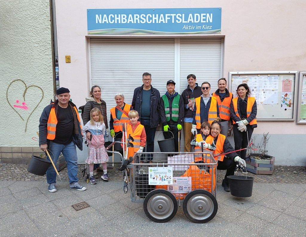 Unterwegs für einen sauberen Sprengelkiez: Aktive der Gruppe beim Cleanup am Samstag (28.2.). Foto: Hensel