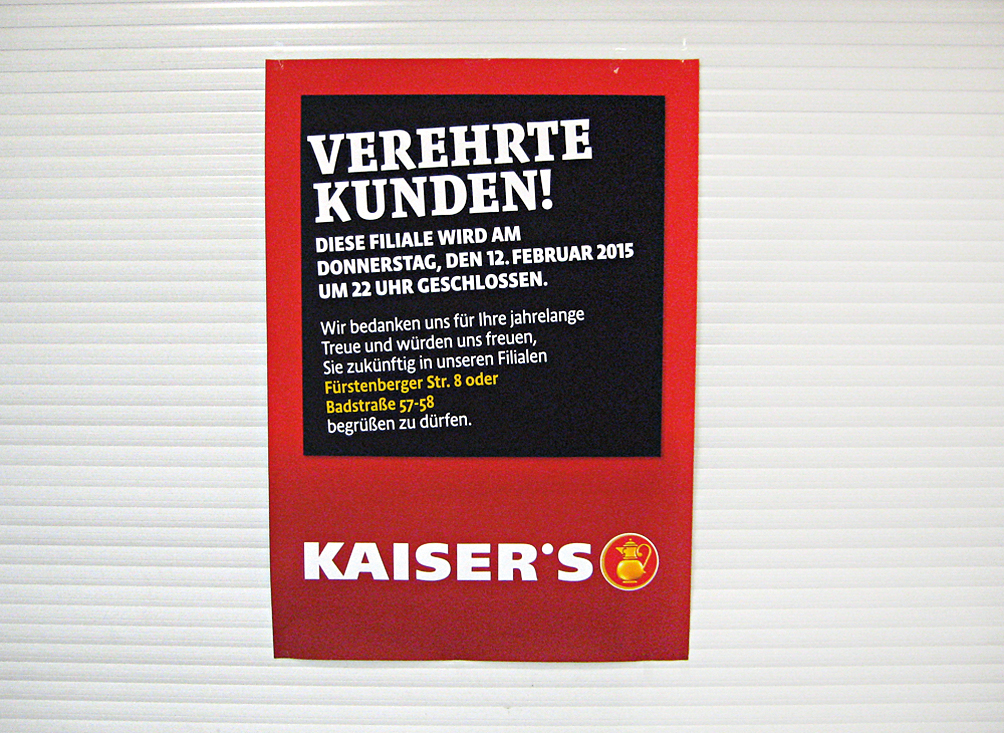 Das Schild am Supermarkts weist auf die Schließung des "Kaiser's" im Februar 2015 hin. Foto: Hensel