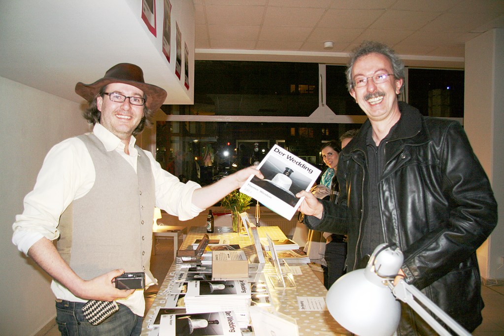 Die neue Ausgabe des Magazins "Der Wedding" wurde 2012 im Supermarkt vorbestellt. Bezirksbürgermeister Christian Hanke (rechts) bekommt ein Exemplar. Foto: Hensel