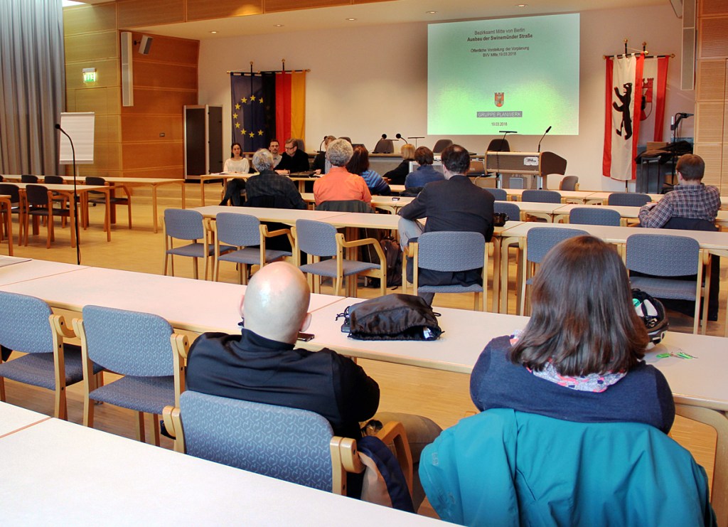 Bei der Präsentation der Vorplanung für die Umgestaltung. Foto: Hensel