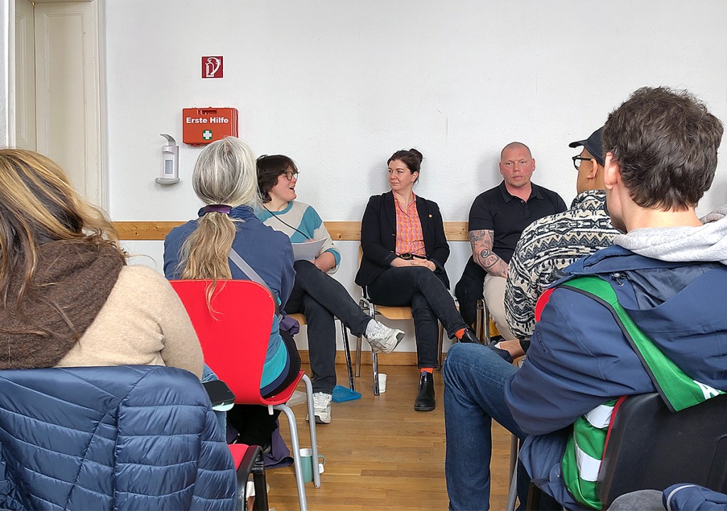 Diskussion auf dem Podium mit Elke Michauk (links), Nadine Gerks und Marcus Baur von der BSR. Foto: Hensel