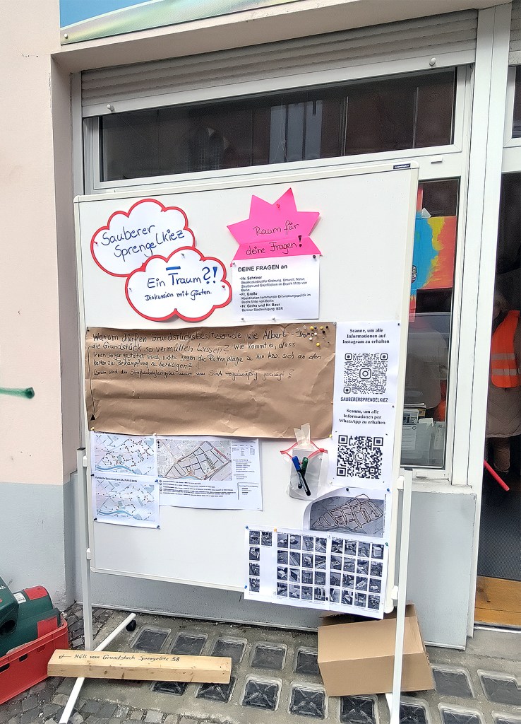 Auf einer Tafel vor dem Sprengelhaus konnten Fragen an die Podiumsgäste notiert werden. Foto: Hensel
