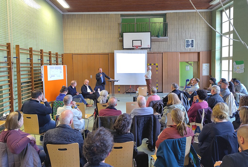 Beim Kiezgespräch am 23. März berichteten drei Stadträte über aktuelle Projekte im Stadtteil. Auch Ephraim Gothe (vorn links) war dabei. Foto: Hensel