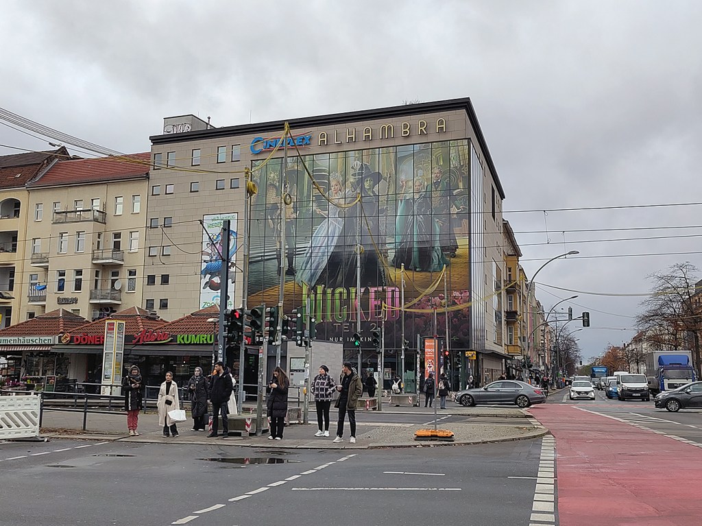 Das Cineplex Alhambra an der Ecke Seestraße und Müllerstraße. Foto: Hensel