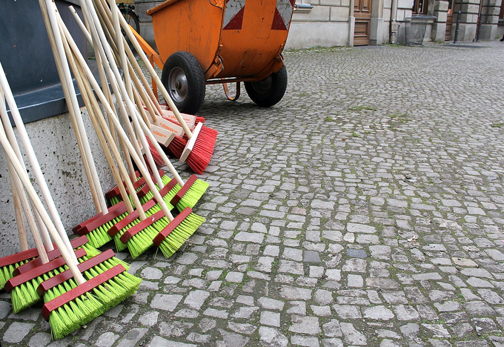 Materialien für den Kiezputz stehen bereit. Foto: Hensel