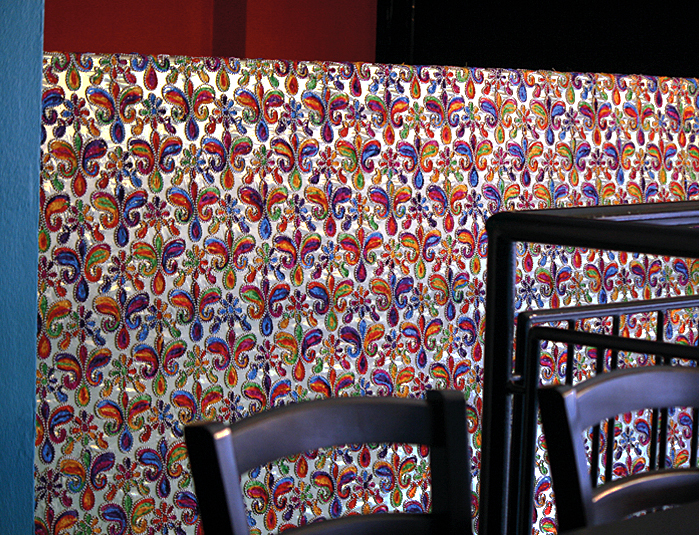 Handgewebte pakistanische Stoffe geben dem Restraurant einen authentischen Charme. Foto: Schnell