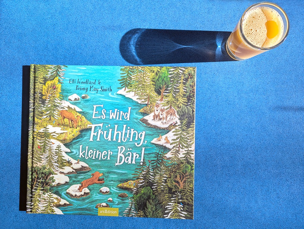 Das Buch "Es wird Frühling, kleiner Bär" - und ein Orangensaft. Foto: Svenja Monert