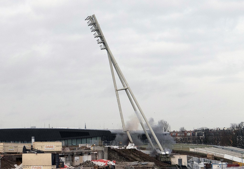 Einer der Flutlichtmasten fällt. Foto: Hartmut Bräunlich