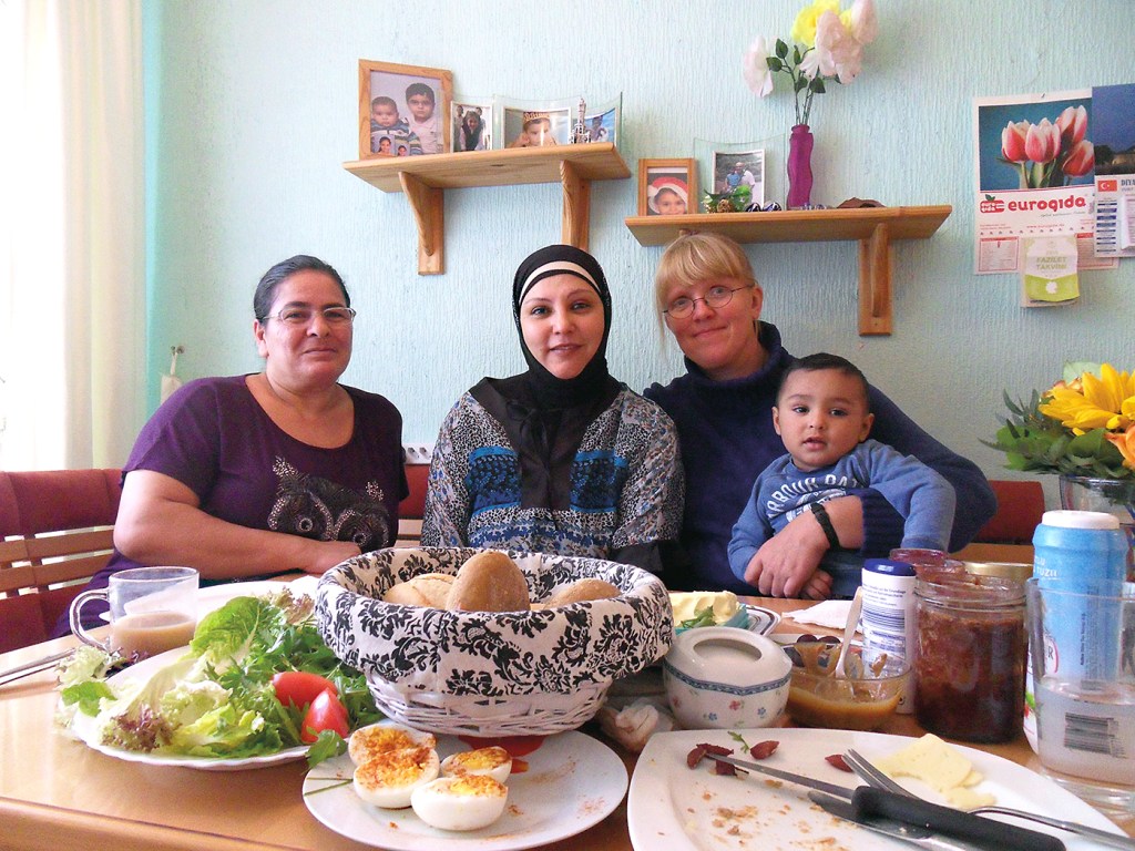 Eine fröhliche Frühstücksrunde: Birsen Hamut, Mariam Fandi, Emilia Witwer-van de Loo (mit Mariams Sohn). Foto: Stephanie Esser