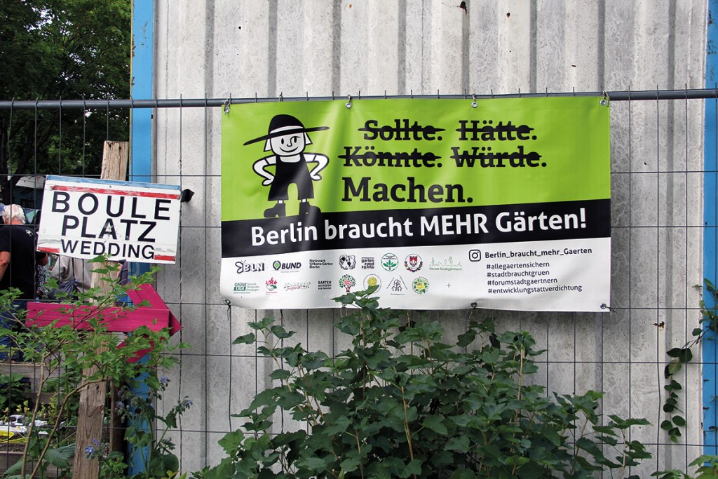 Plane am Garten "Rote Beete" in der Müllerstraße mit der Aufschrift Berlin braucht mehr Gärten. Foto: Hensel