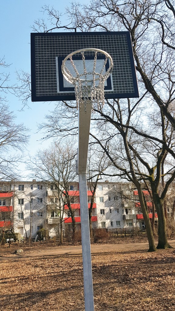 Der Basketballkorb ist schon einsatzbereit. Foto: Susanne Bürger