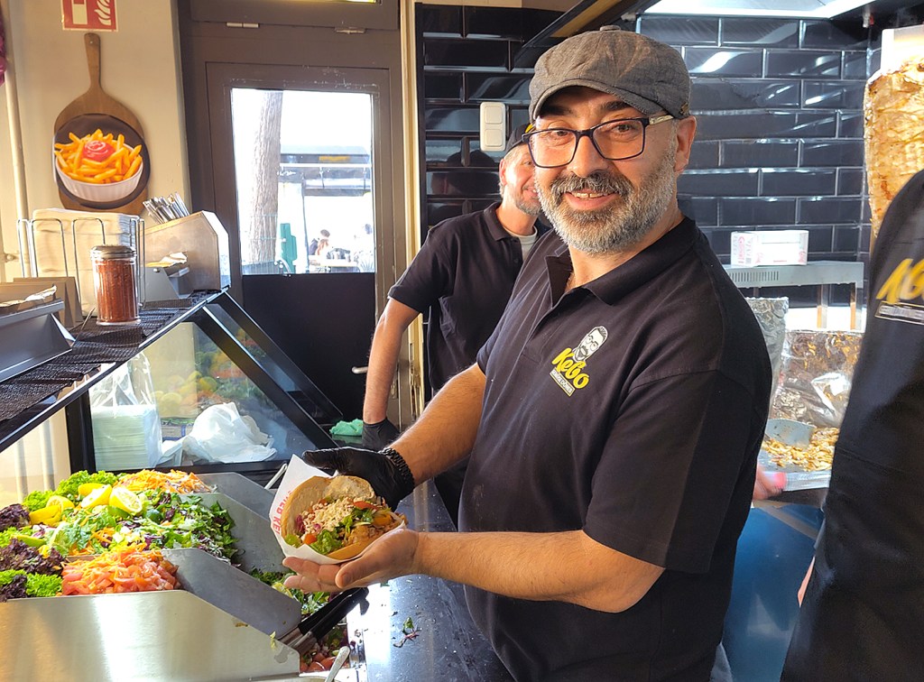 Serdar Kücükömeroglu macht einen Döner. Foto: Hensel