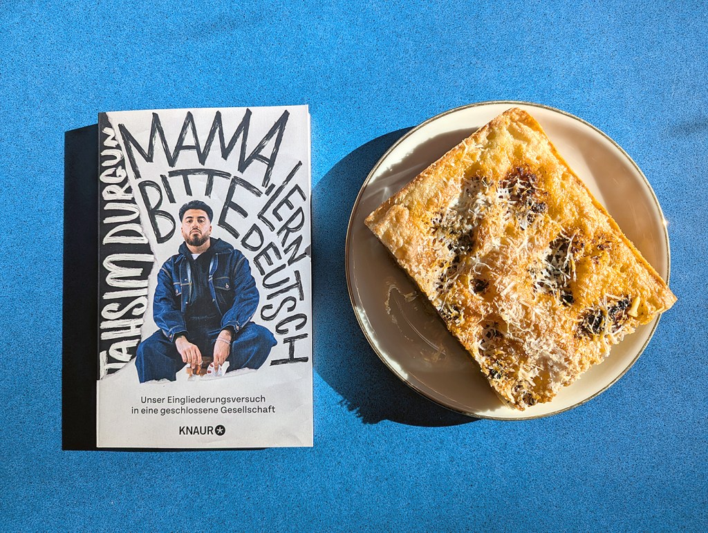 Das Buch "Mama, lern bitte Deutsch" - und Focaccia. Foto: Svenja Monert