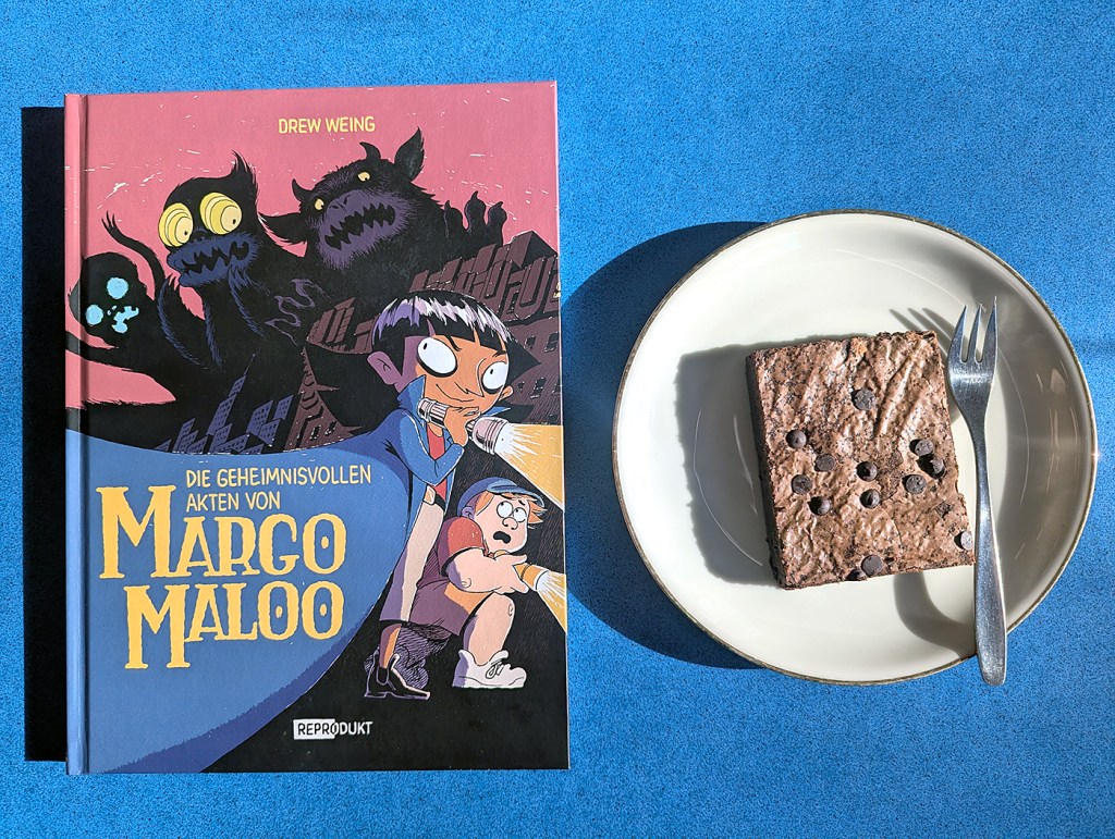Der Comic "Die geheimnisvollen Akten von Margo Maloo" aus dem Weddinger Reprodukt-Verlag - und ein Stückchen Kuchen. Foto: Svenja Monert