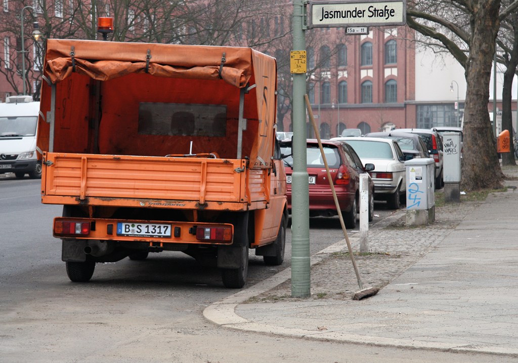Ein Müllauto in der Jasmunder Straße. Viele Kinder finden sie toll. Foto: Hensel