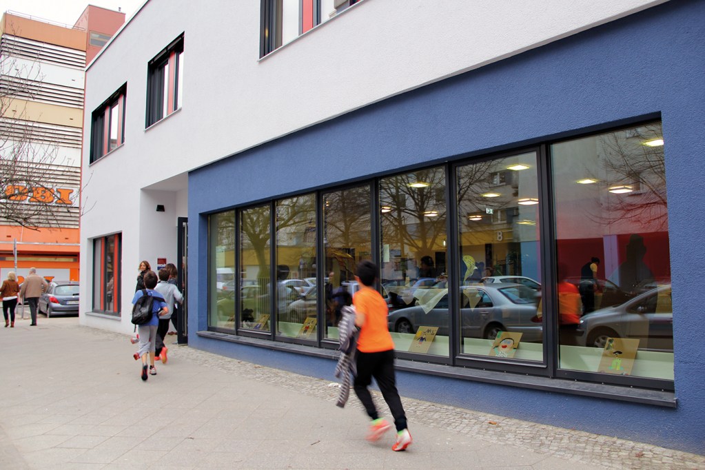 Jetzt aber schnell ins neue Olof-Palme-Zentrum. Foto: Hensel